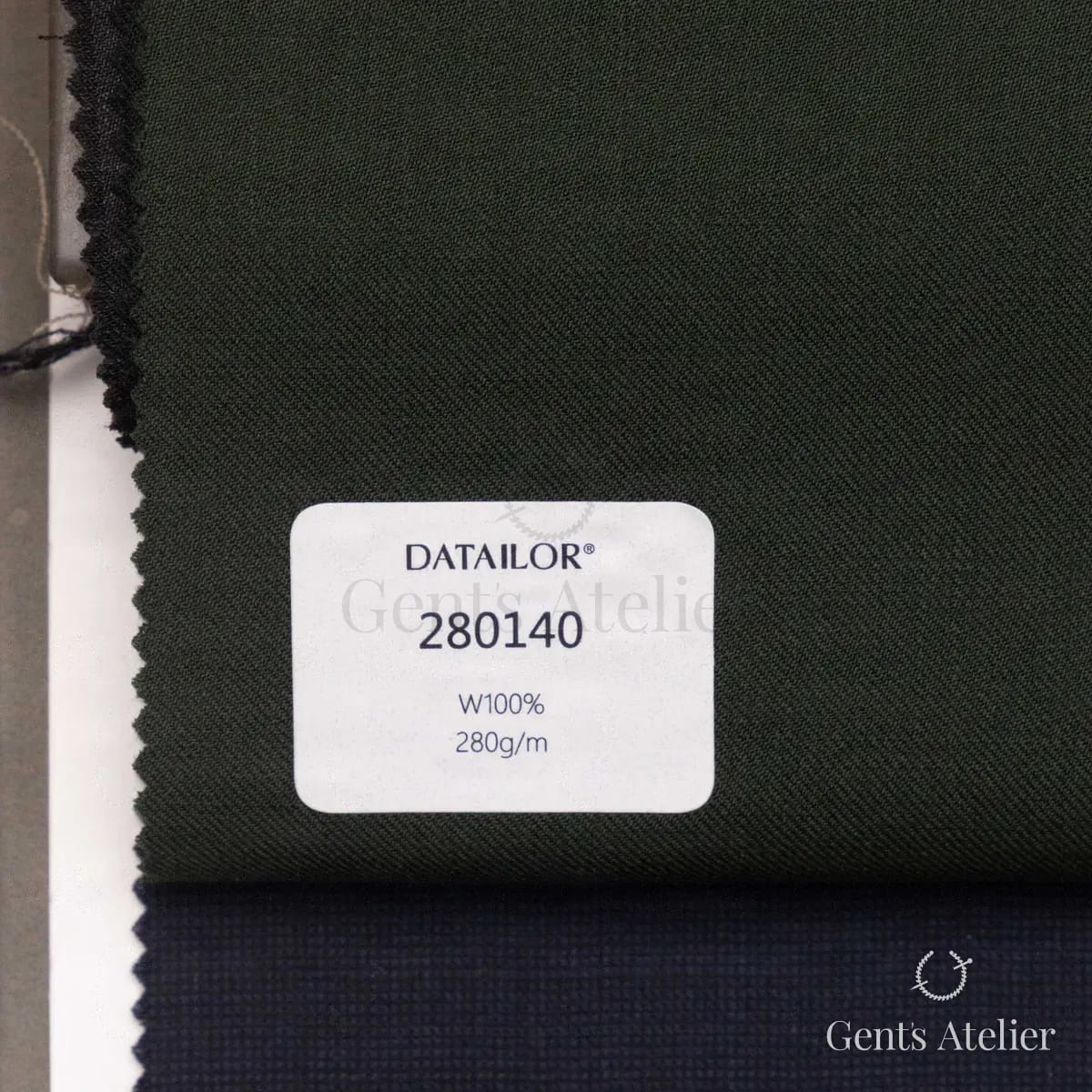 Образец ткани Tailor 280140 с этикеткой, тёмно-зелёный