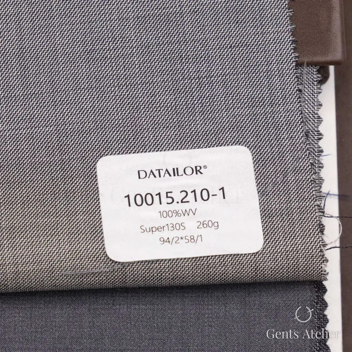 Образец ткани Tailor 10015.210-1 с этикеткой, светло-серый