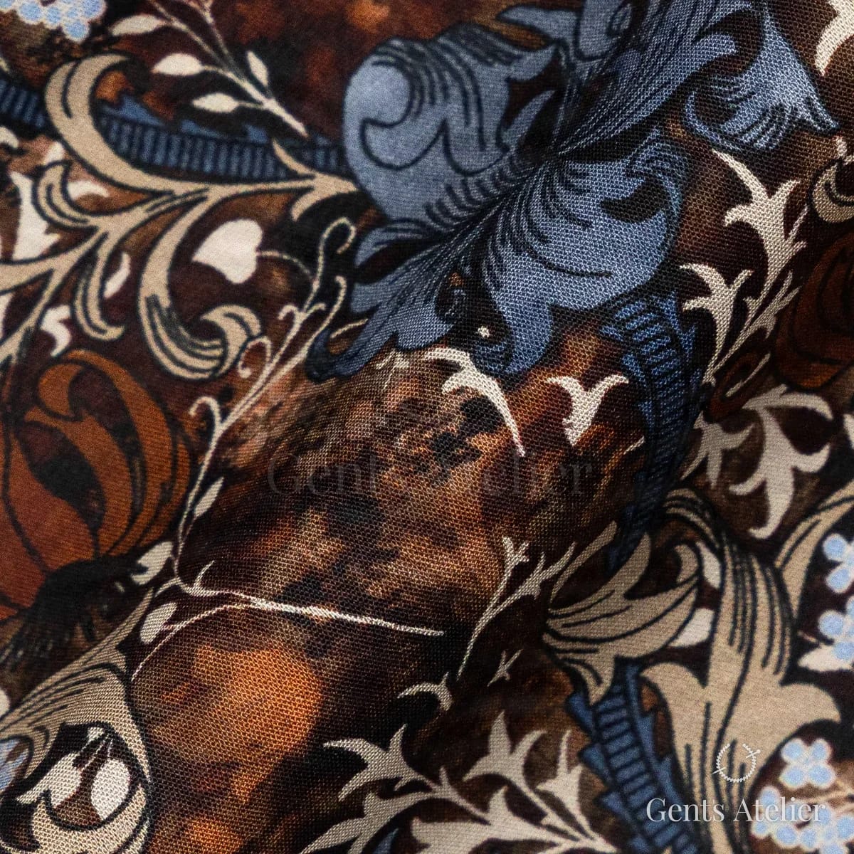 Драпировка ткани James Fabric 68235 007 крупным планом
