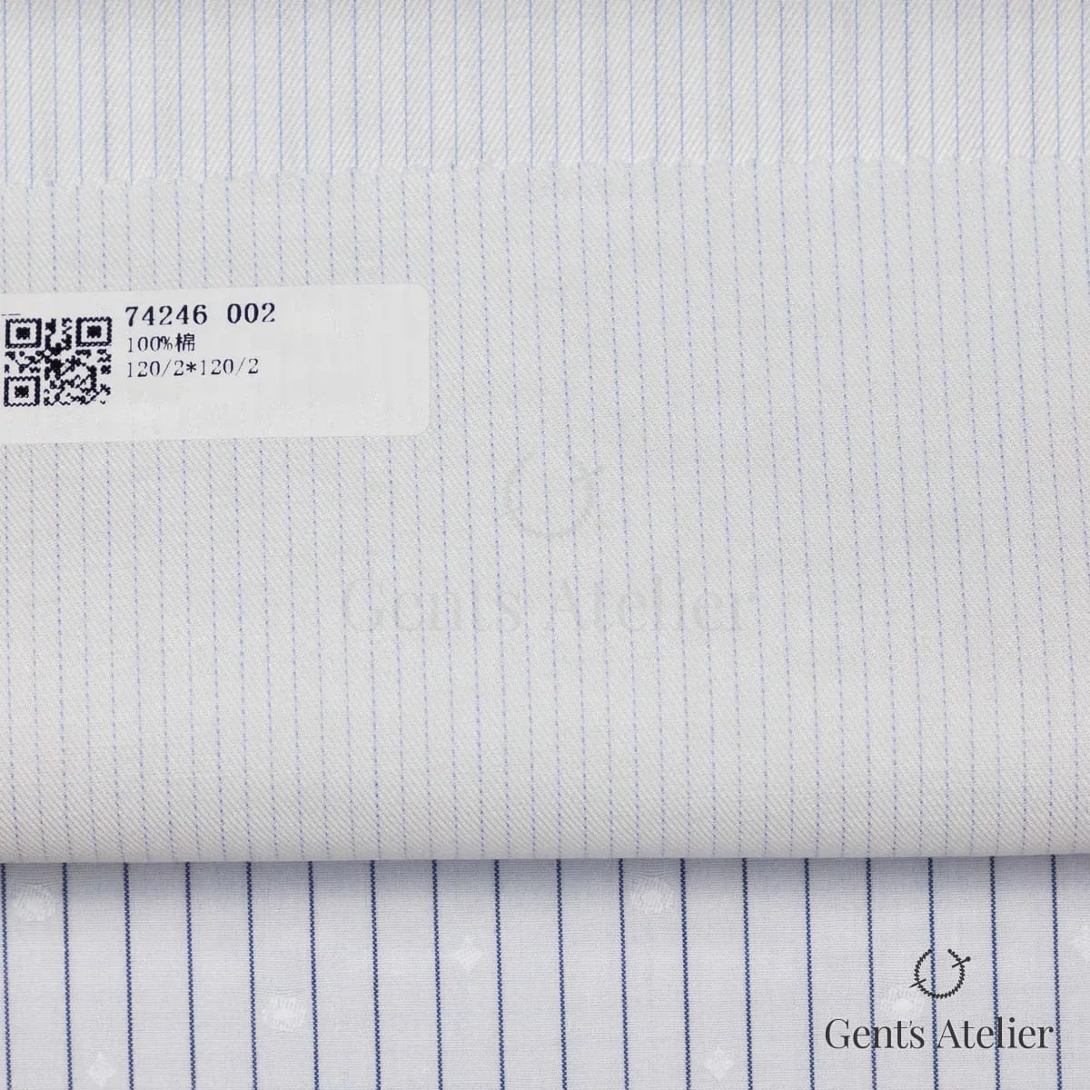 Образец ткани James Fabric 74246 002 с этикеткой, белый в тонкую голубую полоску