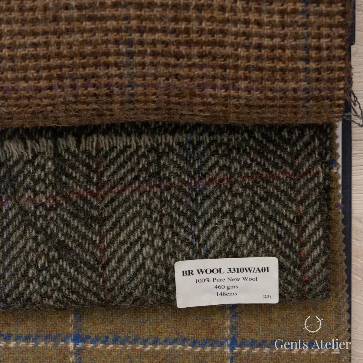 Образец ткани Abraham Moon & Sons HR WOOL 3310W/A01 с этикеткой, оливковый