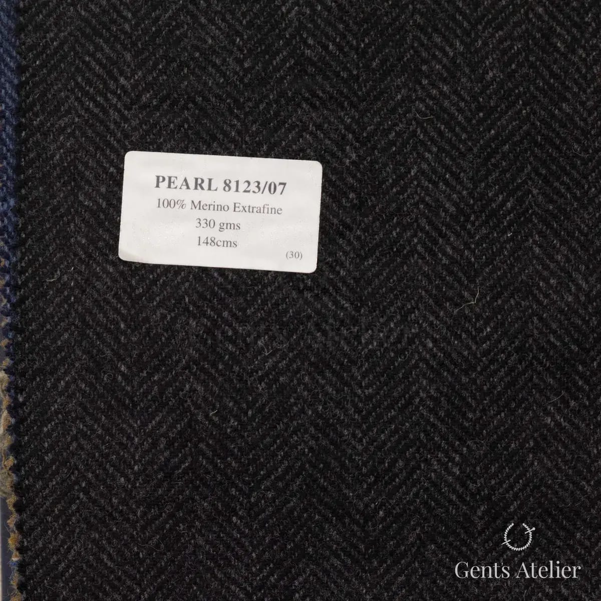 Образец ткани Abraham Moon & Sons PEARL 8123/07 с этикеткой, чёрный