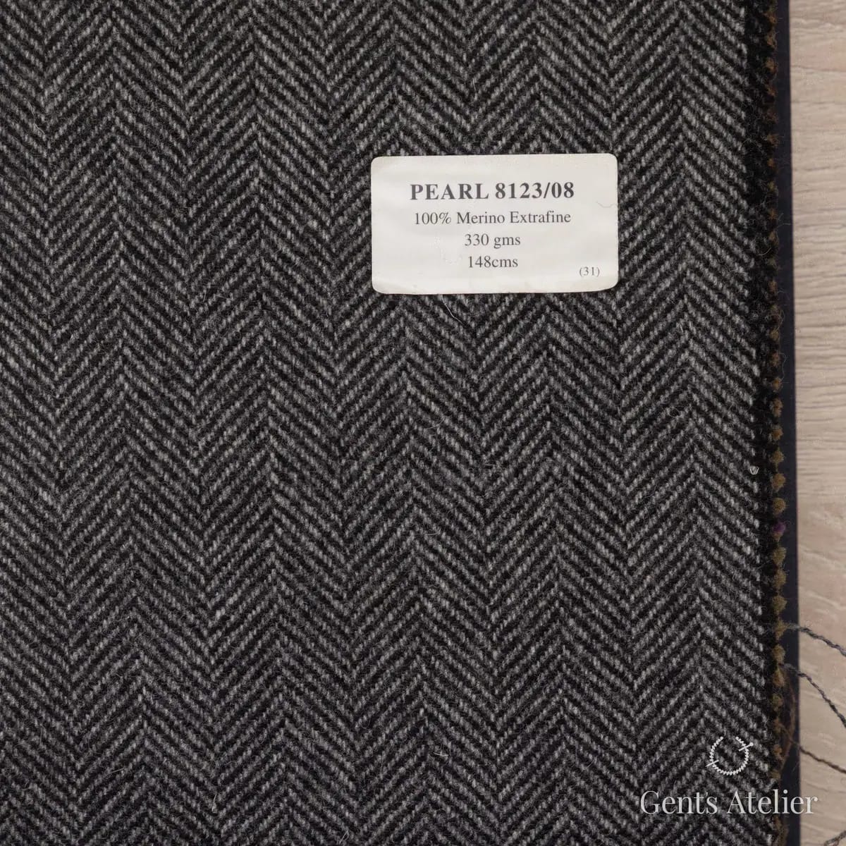 Образец ткани Abraham Moon & Sons PEARL 8123/08 с этикеткой, серый