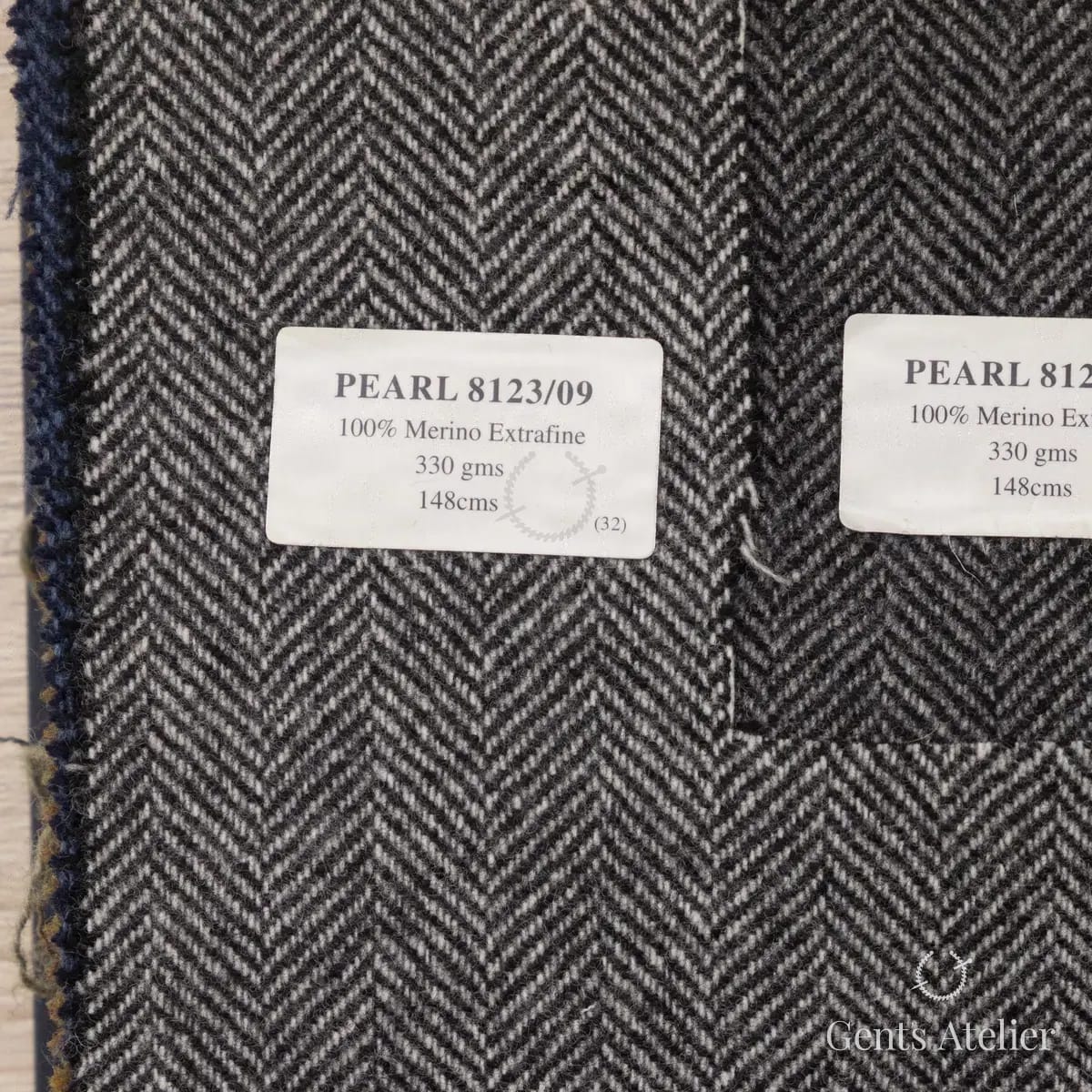 Образец ткани Abraham Moon & Sons PEARL 8123/09 с этикеткой, серый