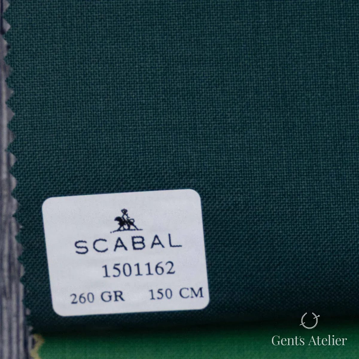 Образец ткани Scabal 1501162 с этикеткой, тёмный бутылочно-зелёный (почти чёрный с зелёным отливом)
