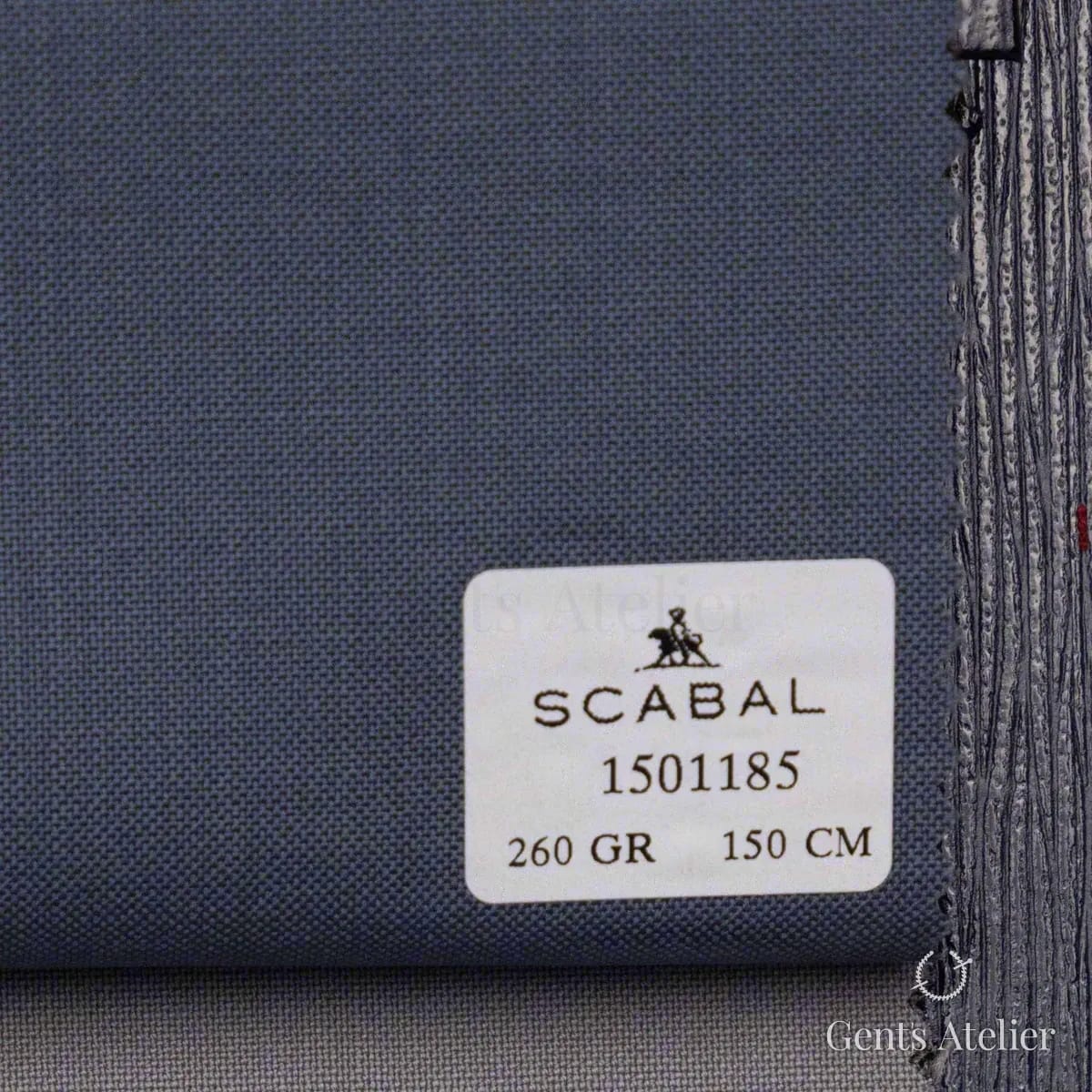 Образец ткани Scabal 1501185 с этикеткой, серо-голубой, светлее предыдущего оттенка