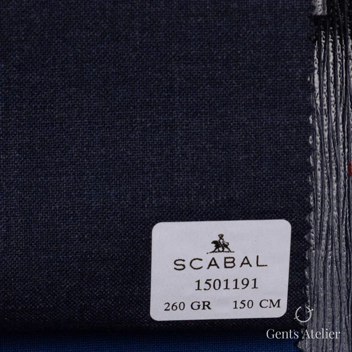 Образец ткани Scabal 1501191 с этикеткой, синий, насыщенный (заметно ярче/светлее соседних артикулов)