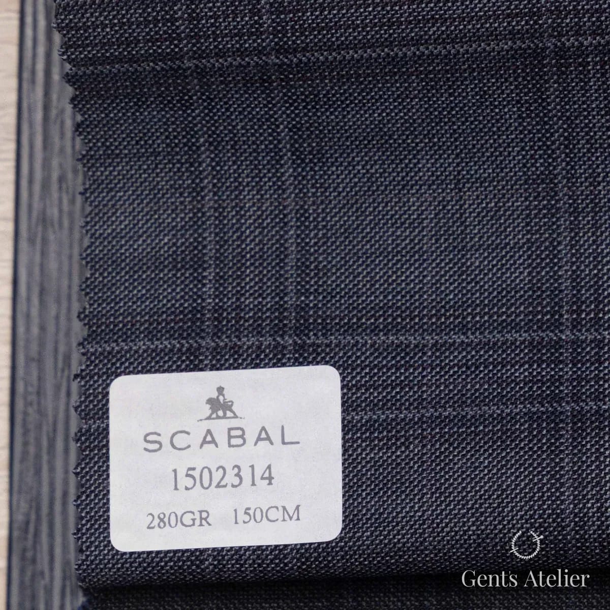 Образец ткани Scabal 1502314 с этикеткой, серо-голубой