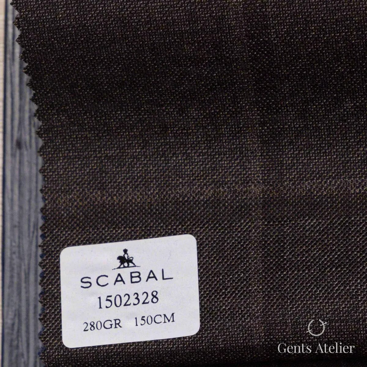 Образец ткани Scabal 1502328 с этикеткой, тёмно-коричневый
