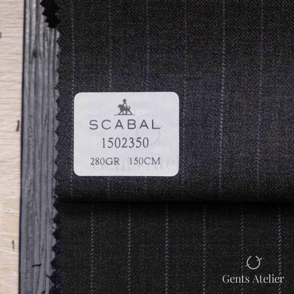Образец ткани Scabal 1502350 с этикеткой, тауповый серо-коричневый