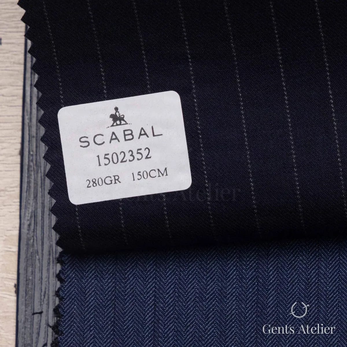 Образец ткани Scabal 1502352 с этикеткой, тёмно-синий