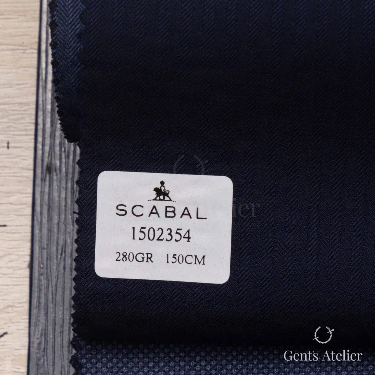 Образец ткани Scabal 1502354 с этикеткой, тёмно-синий