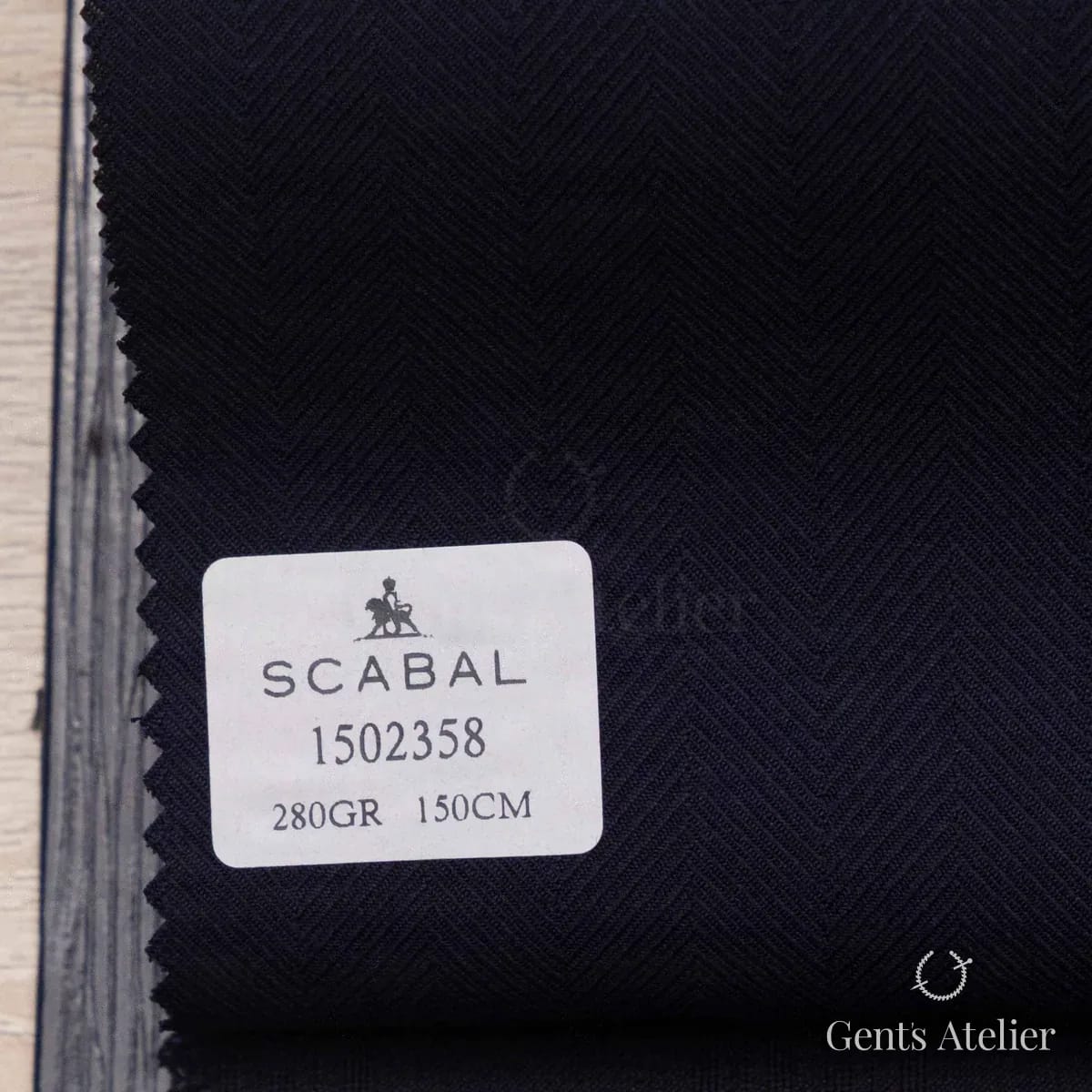 Образец ткани Scabal 1502358 с этикеткой, тёмно-синий