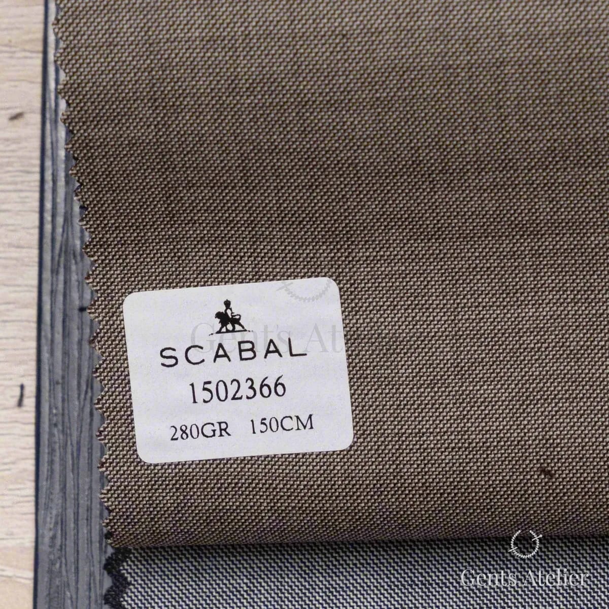 Образец ткани Scabal 1502366 с этикеткой, тауповый серо-коричневый