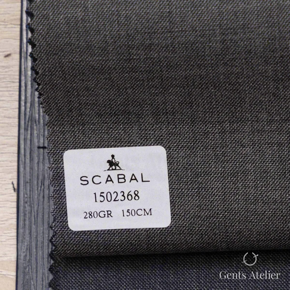 Образец ткани Scabal 1502368 с этикеткой, серо-синий