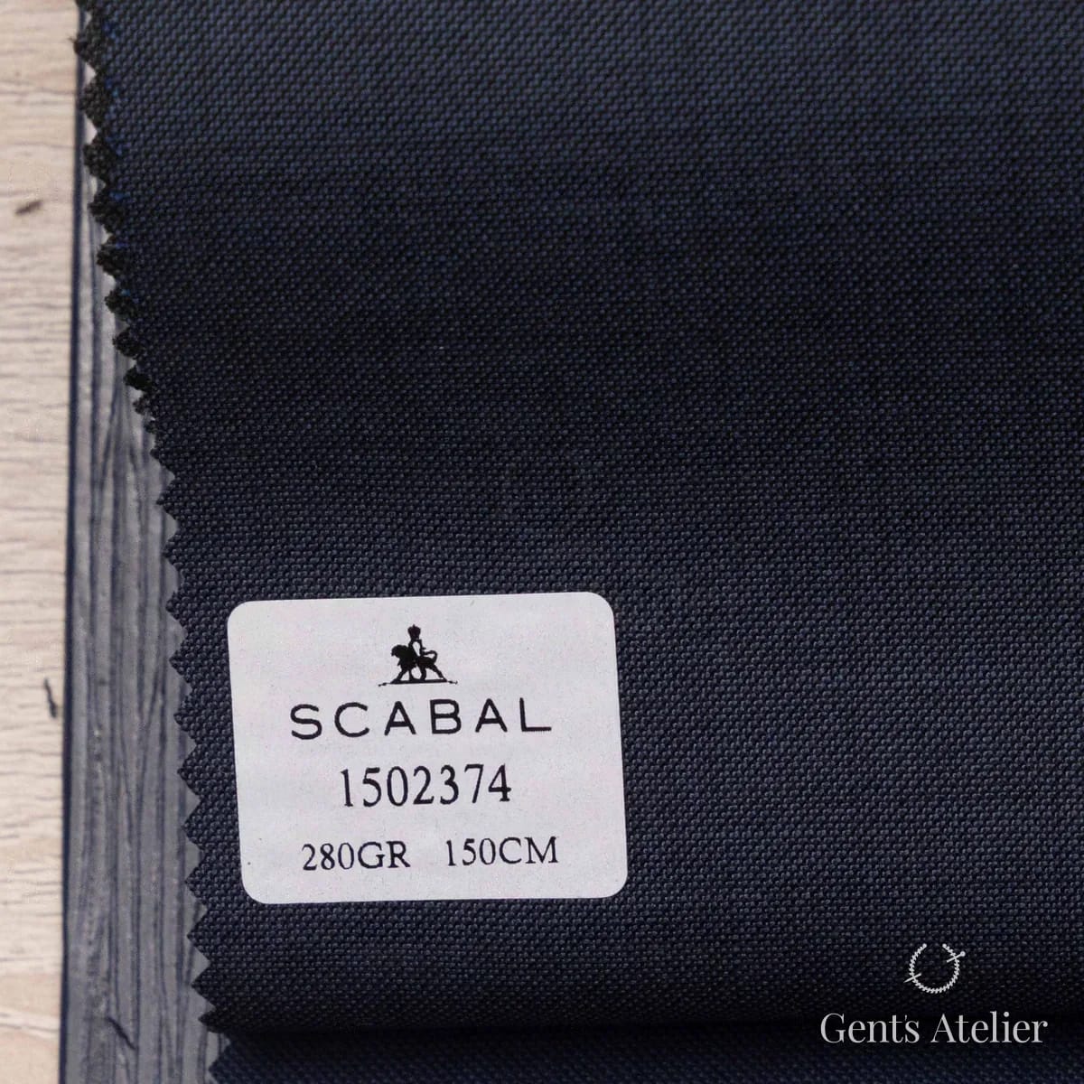 Образец ткани Scabal 1502374 с этикеткой, серо-синий