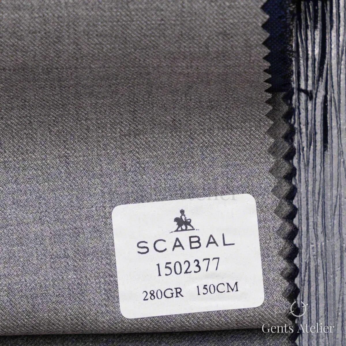 Образец ткани Scabal 1502377 с этикеткой, светло-тёплый серый