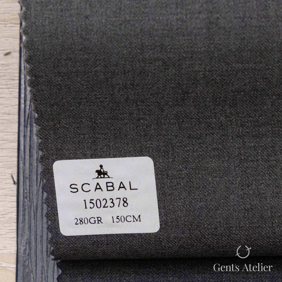 Образец ткани Scabal 1502378 с этикеткой, серо-синий