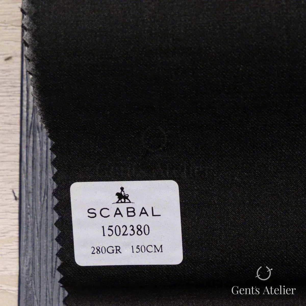 Образец ткани Scabal 1502380 с этикеткой, тёмно-коричнево-серый