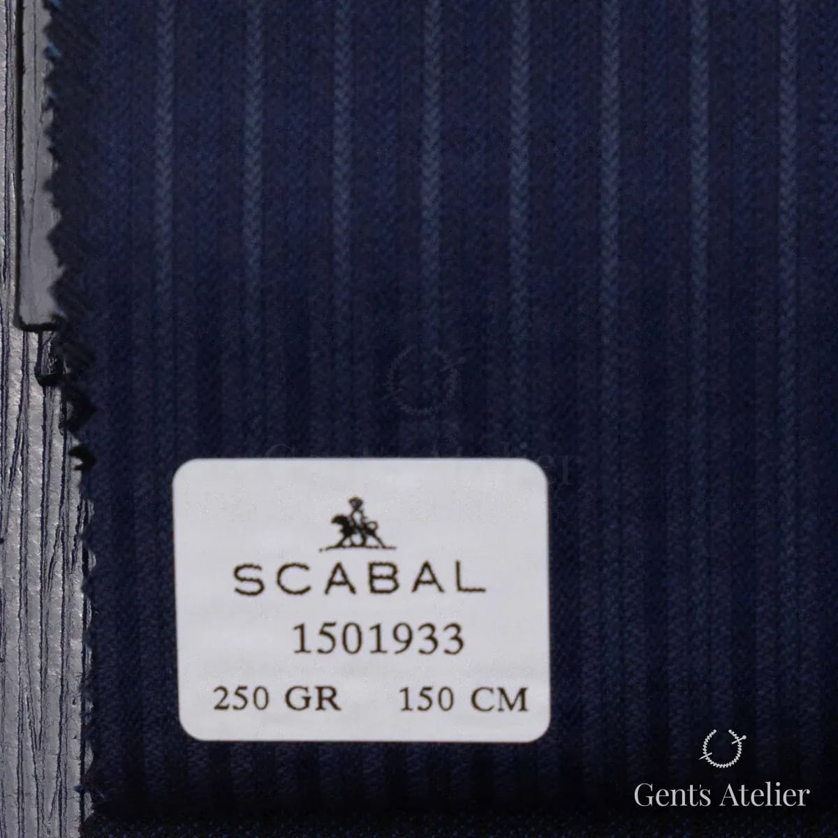 Образец ткани Scabal 1501933 с этикеткой, тёмно-синий с коричневой полоской
