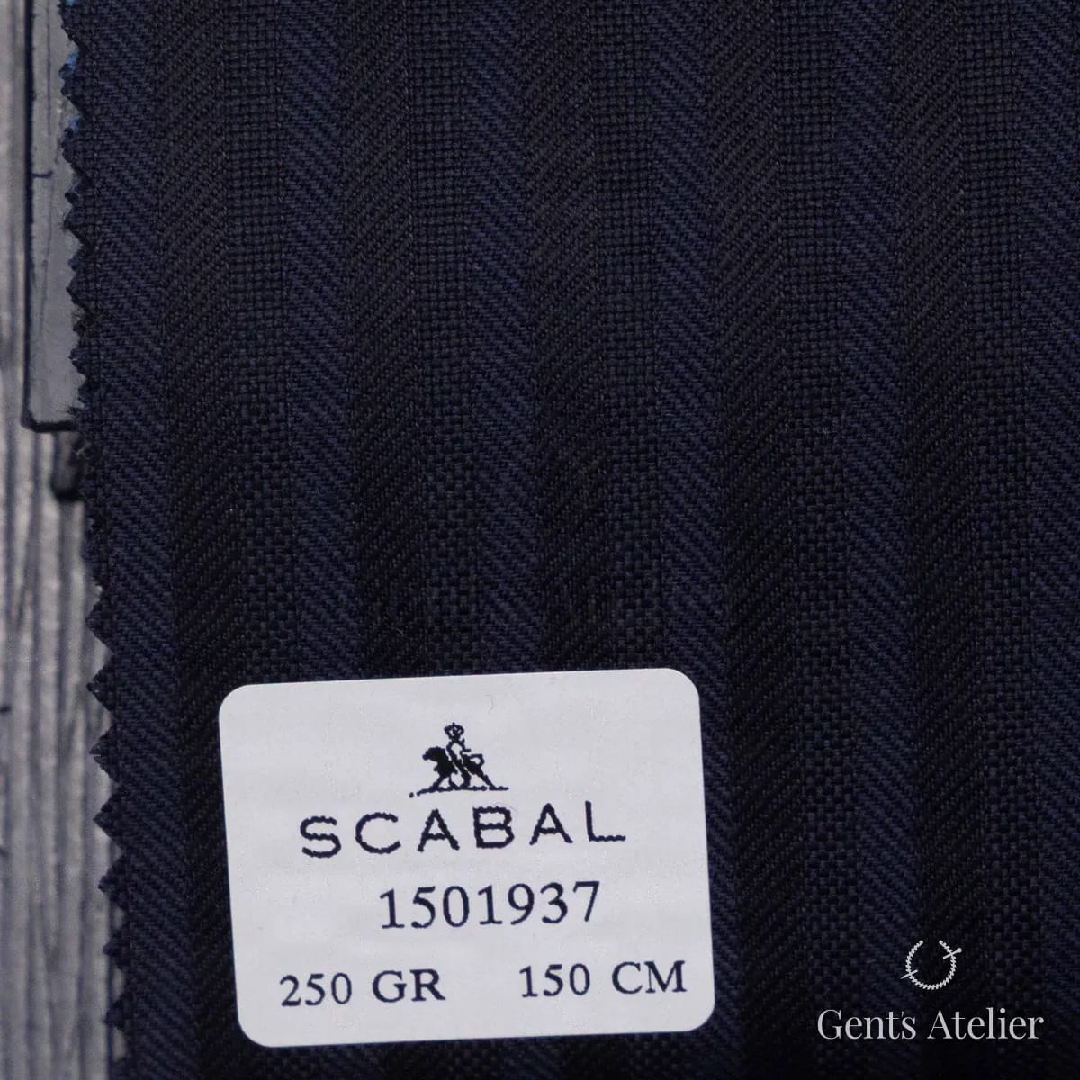 Образец ткани Scabal 1501937 с этикеткой, тёмно-синий