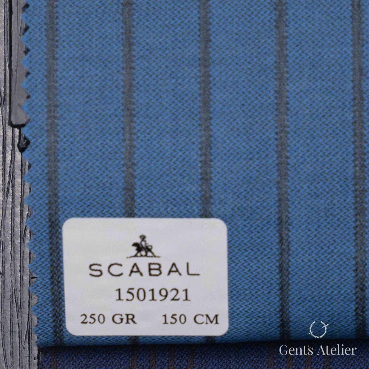 Образец ткани Scabal 1501921 с этикеткой, васильково-синий с серой полоской