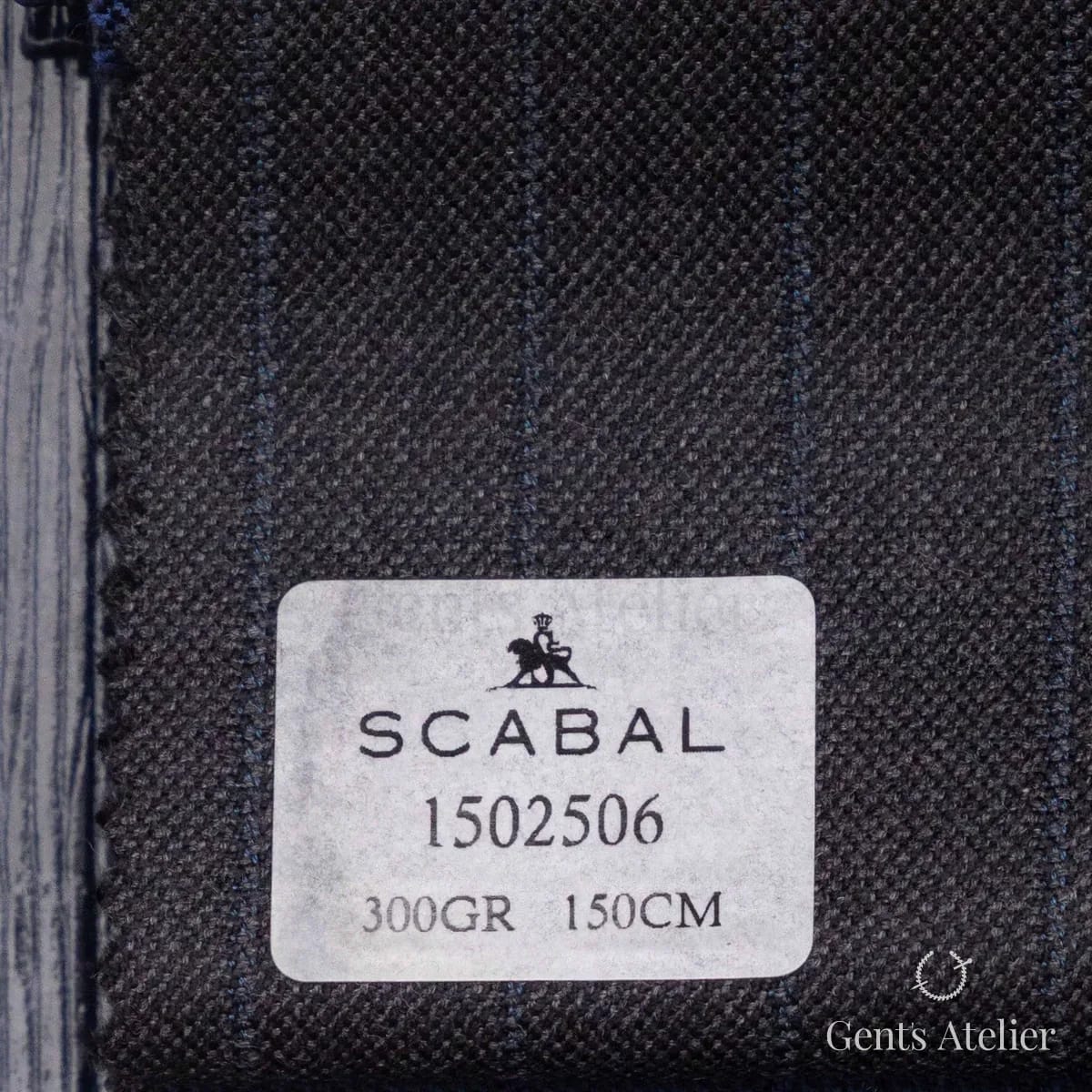 Образец ткани Scabal 1502506 с этикеткой, тёмно-серый