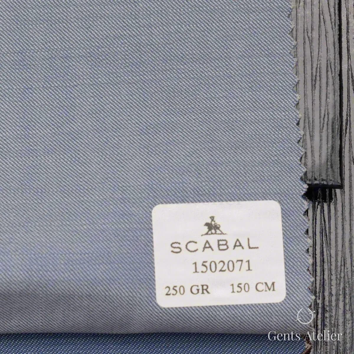 Образец ткани Scabal 1502071 с этикеткой, серо-голубой