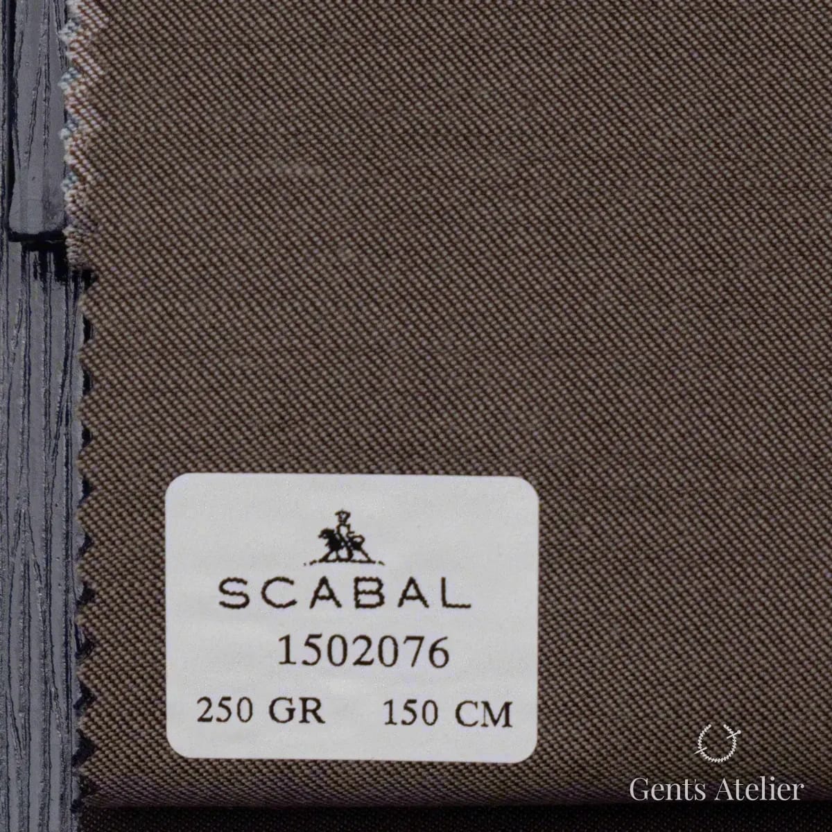 Образец ткани Scabal 1502076 с этикеткой, почти чёрный тёмно-баклажановый