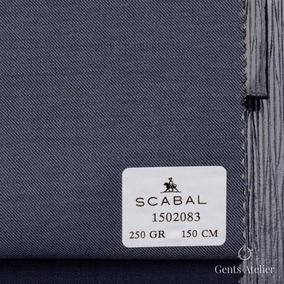 Образец ткани Scabal 1502083 с этикеткой, полуночно-синий, темнее и глубже предыдущего
