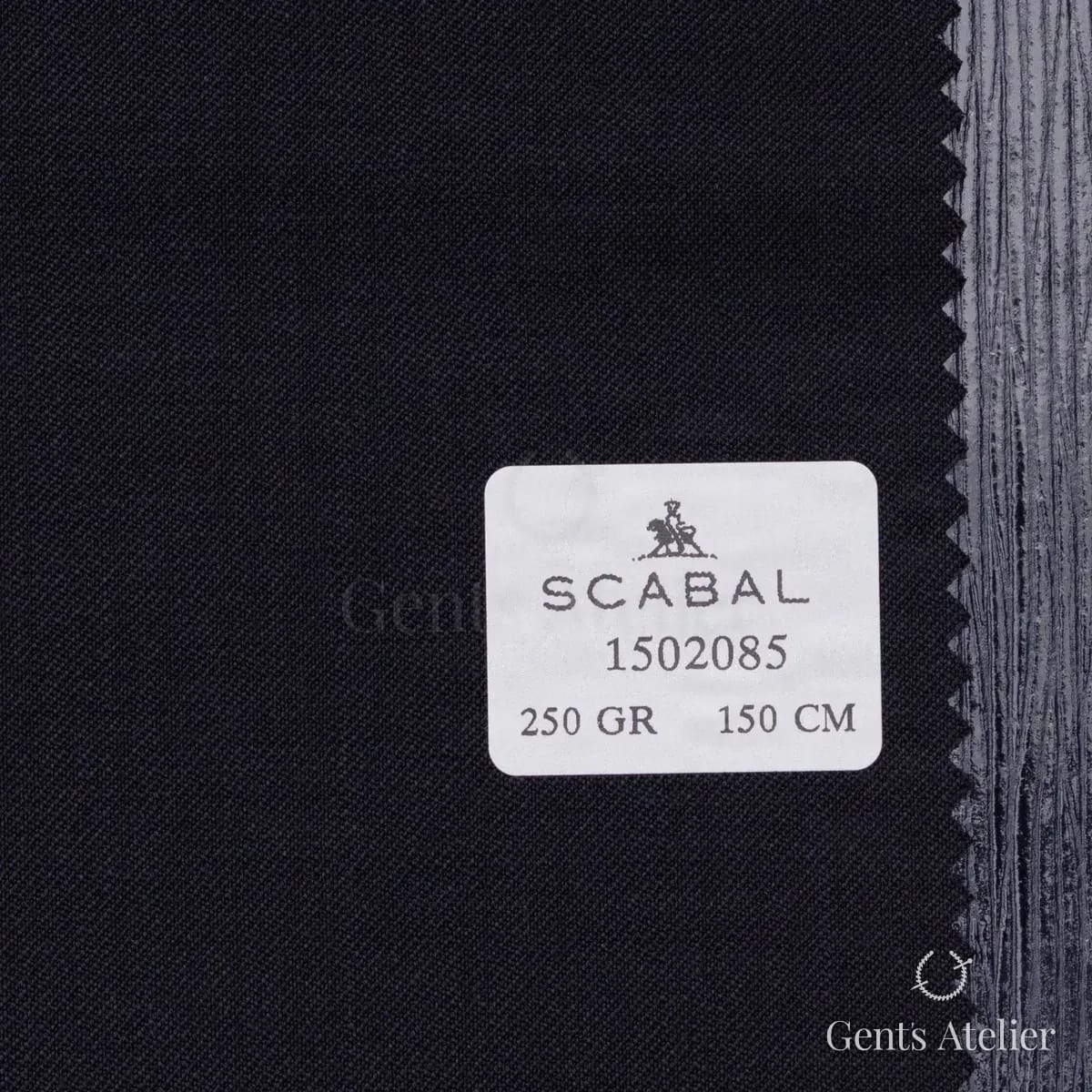 Образец ткани Scabal 1502085 с этикеткой, чёрный с едва заметным холодным отливом