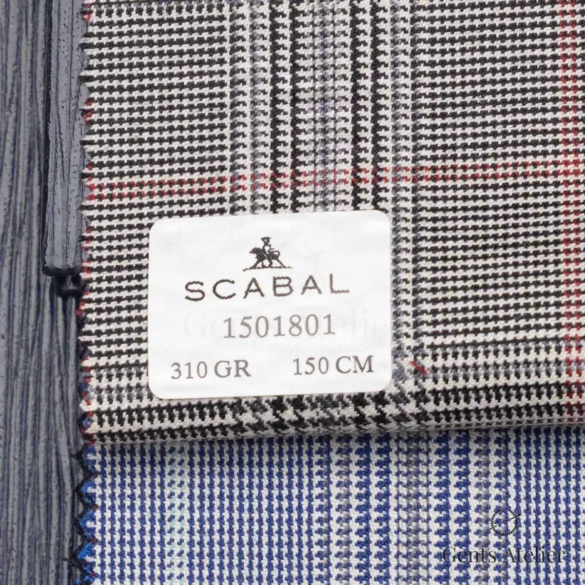 Образец ткани Scabal 1501801 с этикеткой, светло-серый (принц Уэльский) с чёрно-белой клеткой и тонкой красной нитью