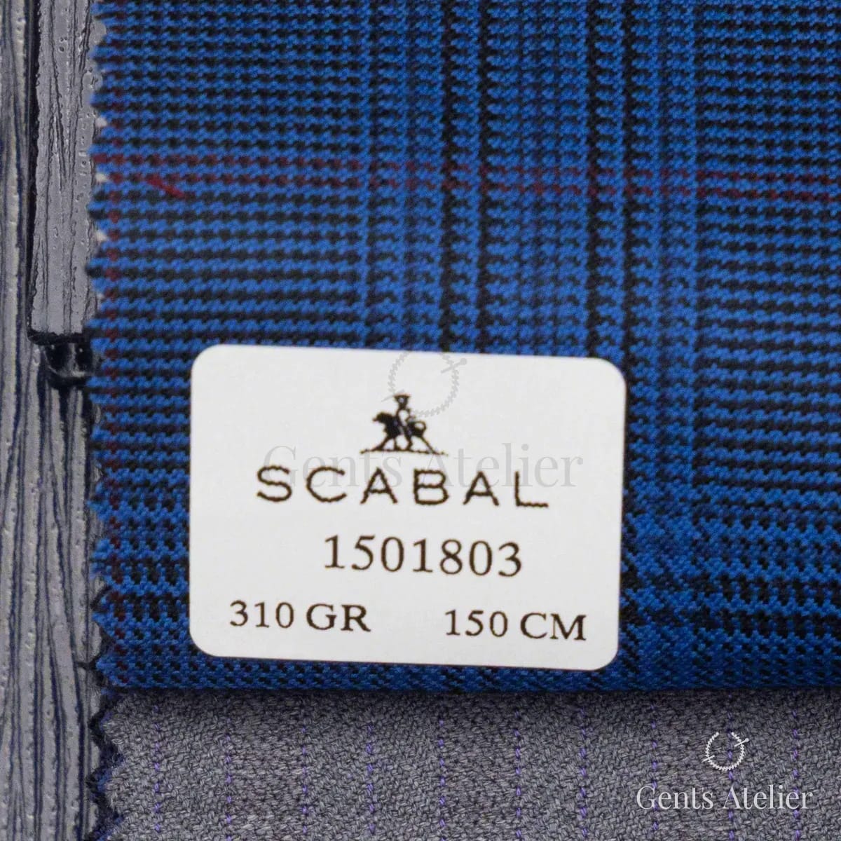Образец ткани Scabal 1501803 с этикеткой, кобальтово-синий с чёрной клеткой и бордовой нитью
