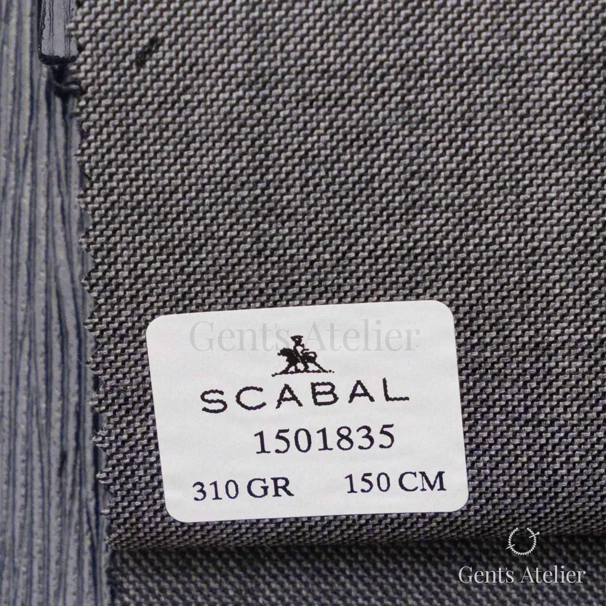 Образец ткани Scabal 1501835 с этикеткой, тёмно-серый