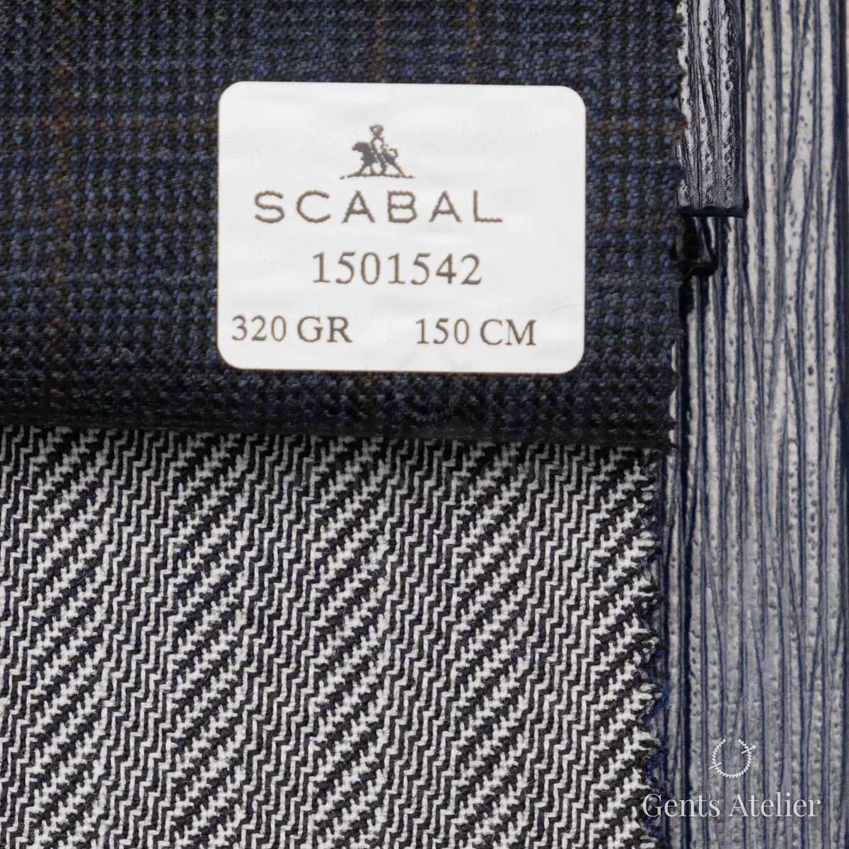 Образец ткани Scabal 1501542 с этикеткой, тёмно-синий (нэйви) в клетку с рыжей полосой виндоупейн