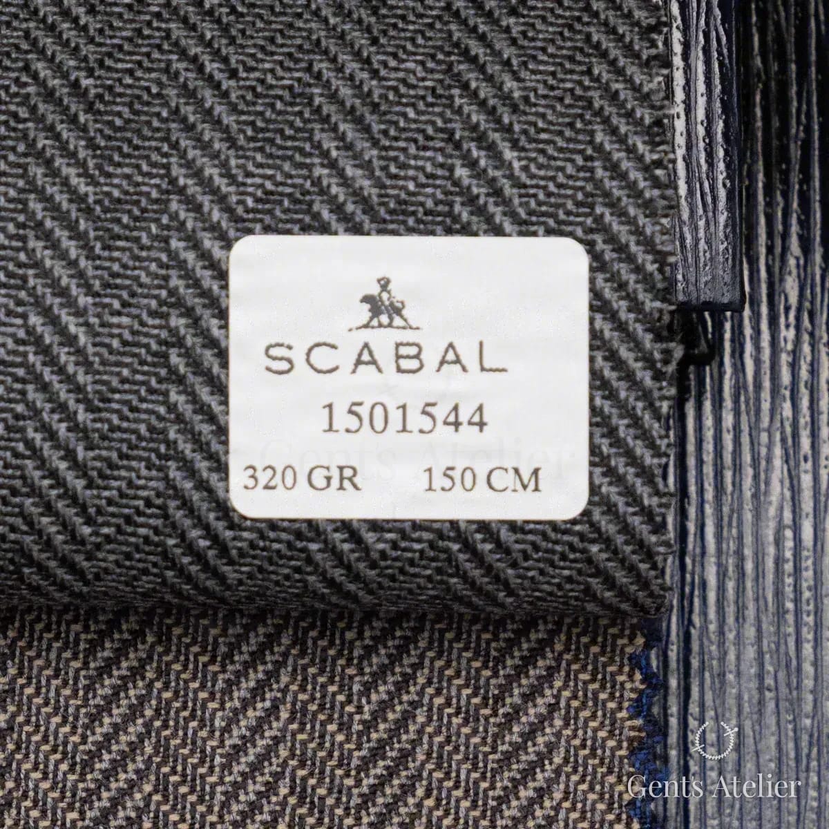 Образец ткани Scabal 1501544 с этикеткой, тёмно-серая ёлочка (мелкая, приглушённая)