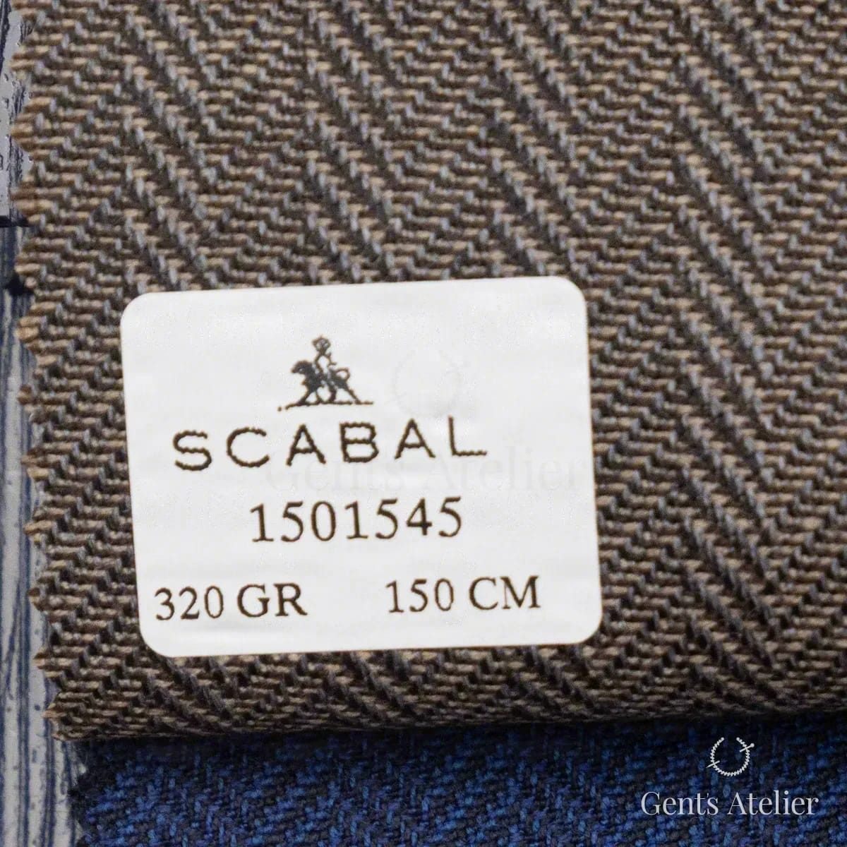 Образец ткани Scabal 1501545 с этикеткой, серо-коричневая (табачная) ёлочка