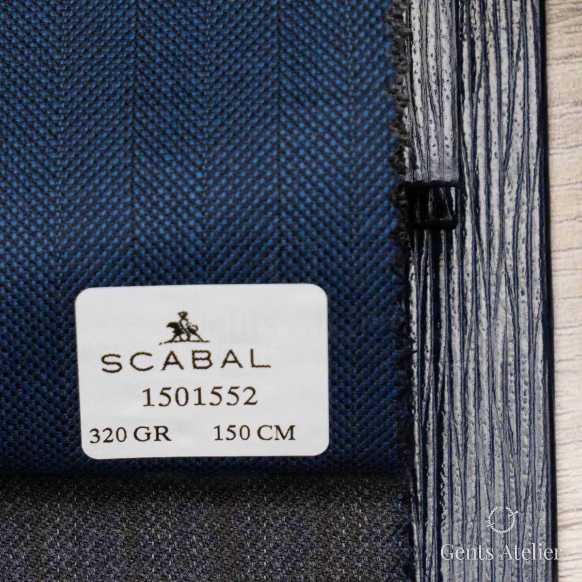 Образец ткани Scabal 1501552 с этикеткой, тёмно-синий