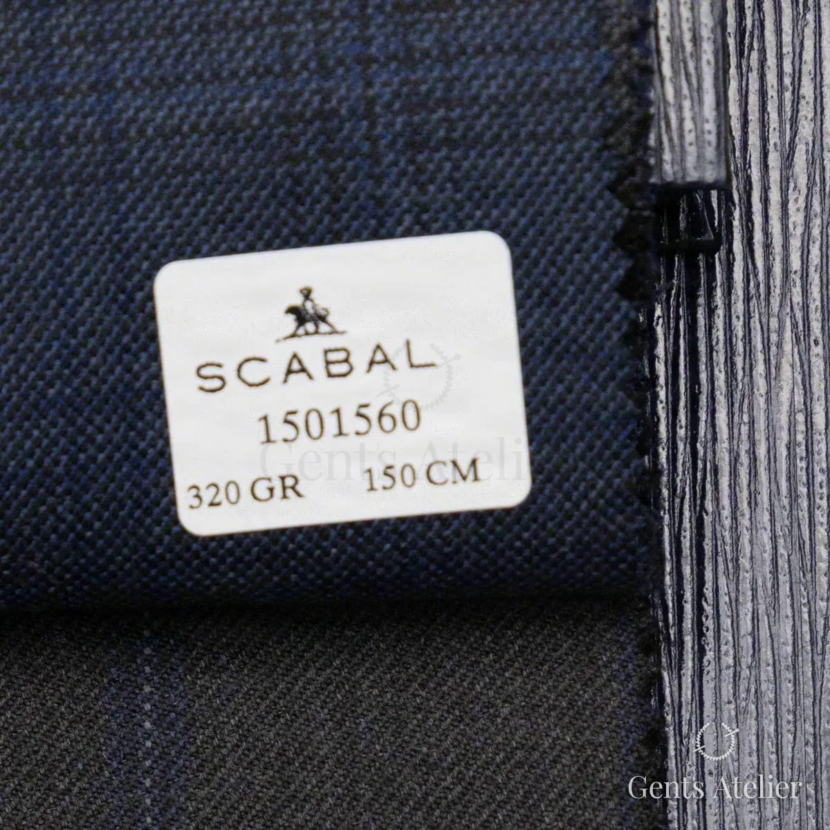 Образец ткани Scabal 1501560 с этикеткой, тёмно-синий, почти чёрный, в клетку
