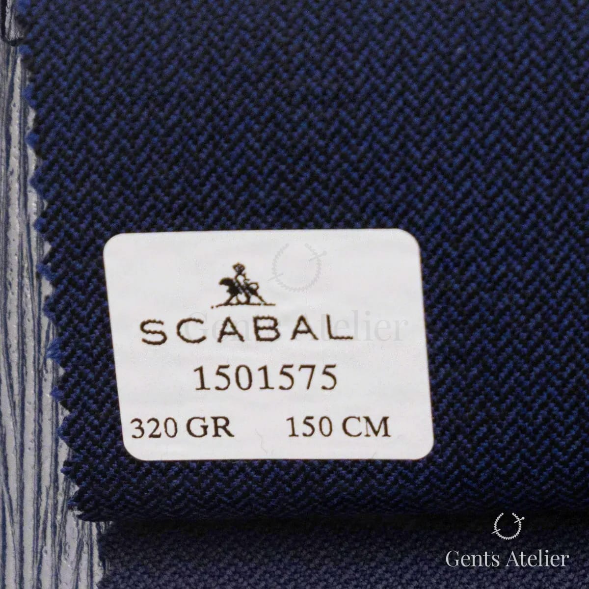 Образец ткани Scabal 1501575 с этикеткой, тёмно-синий с эффектом ёлочки