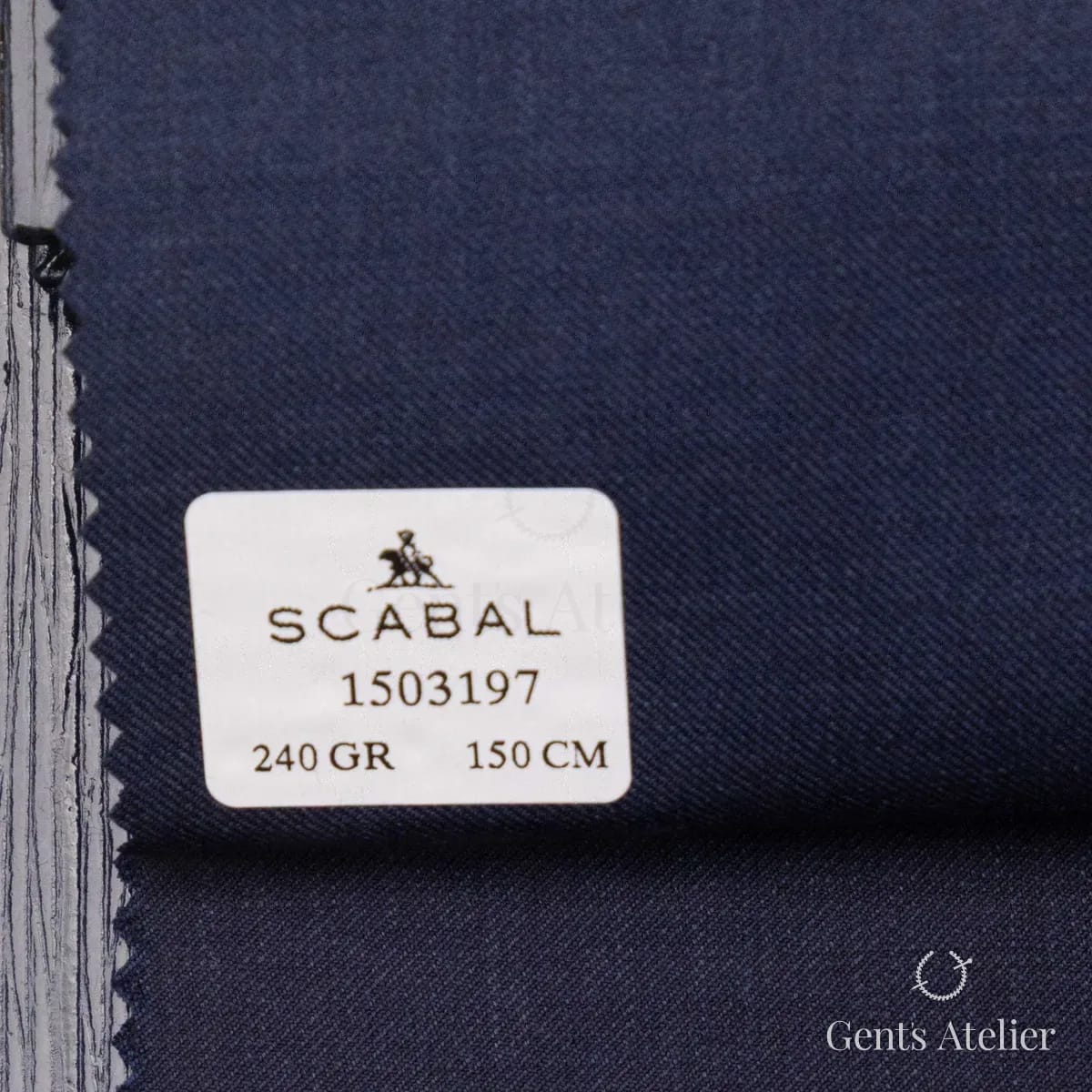 Образец ткани Scabal 1503197 с этикеткой, приглушённый тёмно-синий