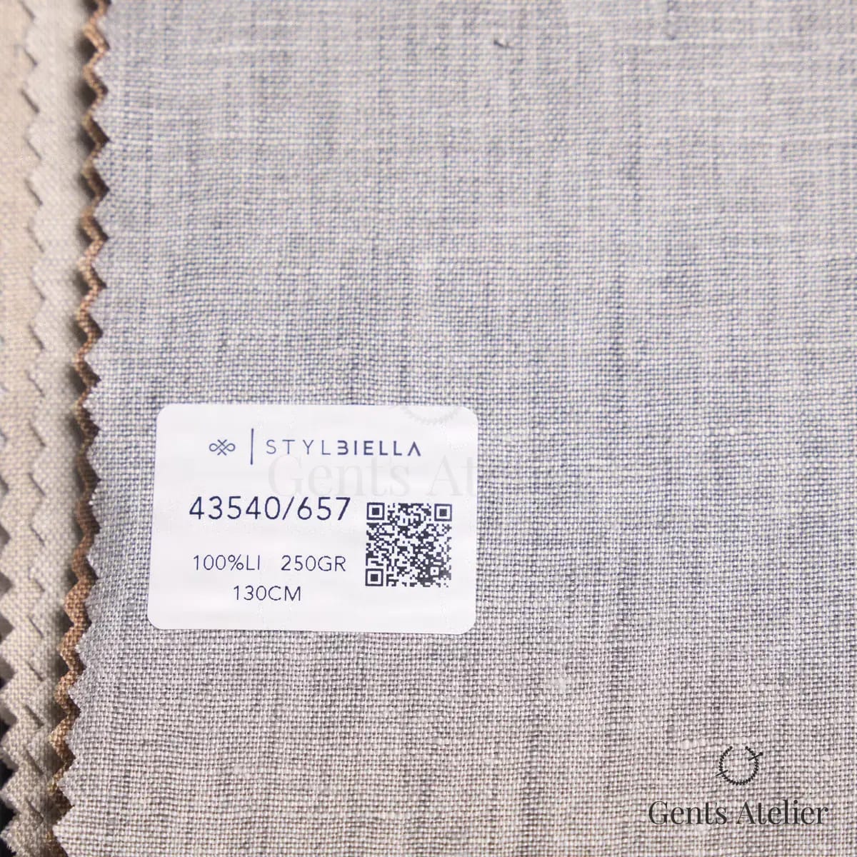 Образец ткани Stylbiella 43540/657 с этикеткой, светло-серый