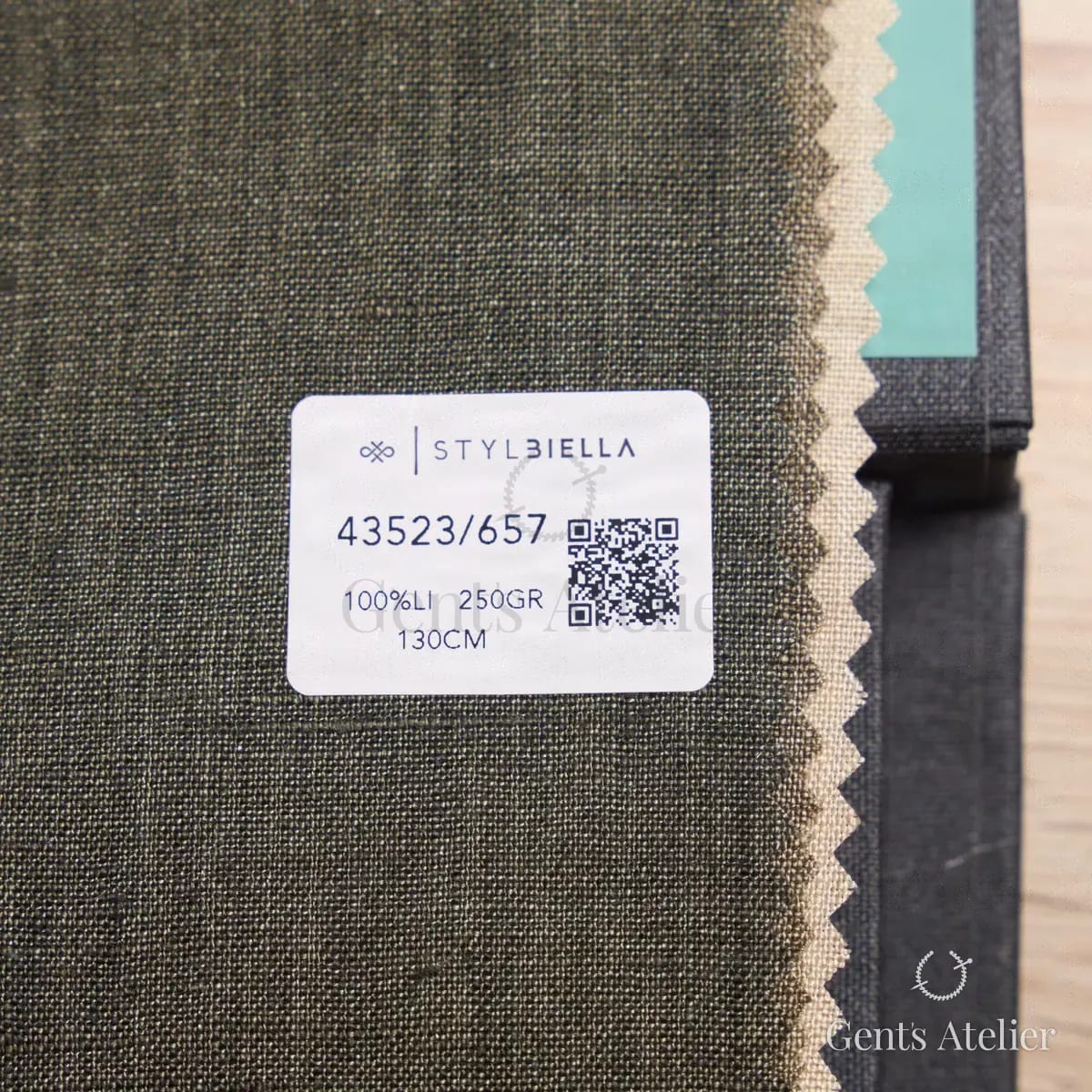 Образец ткани Stylbiella 43523/657 с этикеткой, хаки