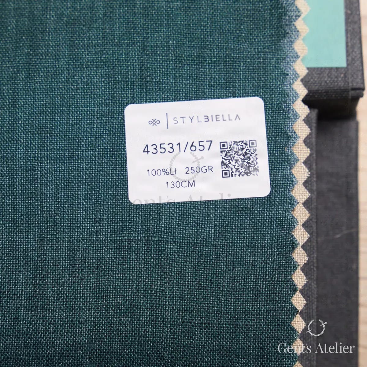 Образец ткани Stylbiella 43531/657 с этикеткой, тёмно-зелёный