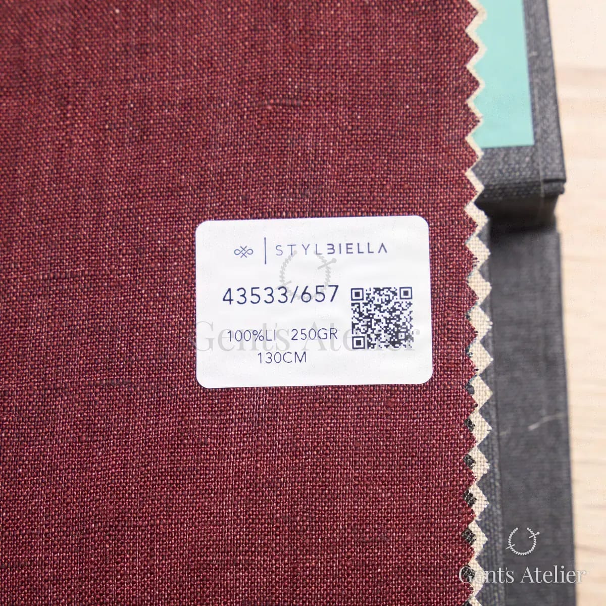 Образец ткани Stylbiella 43533/657 с этикеткой, бордовый