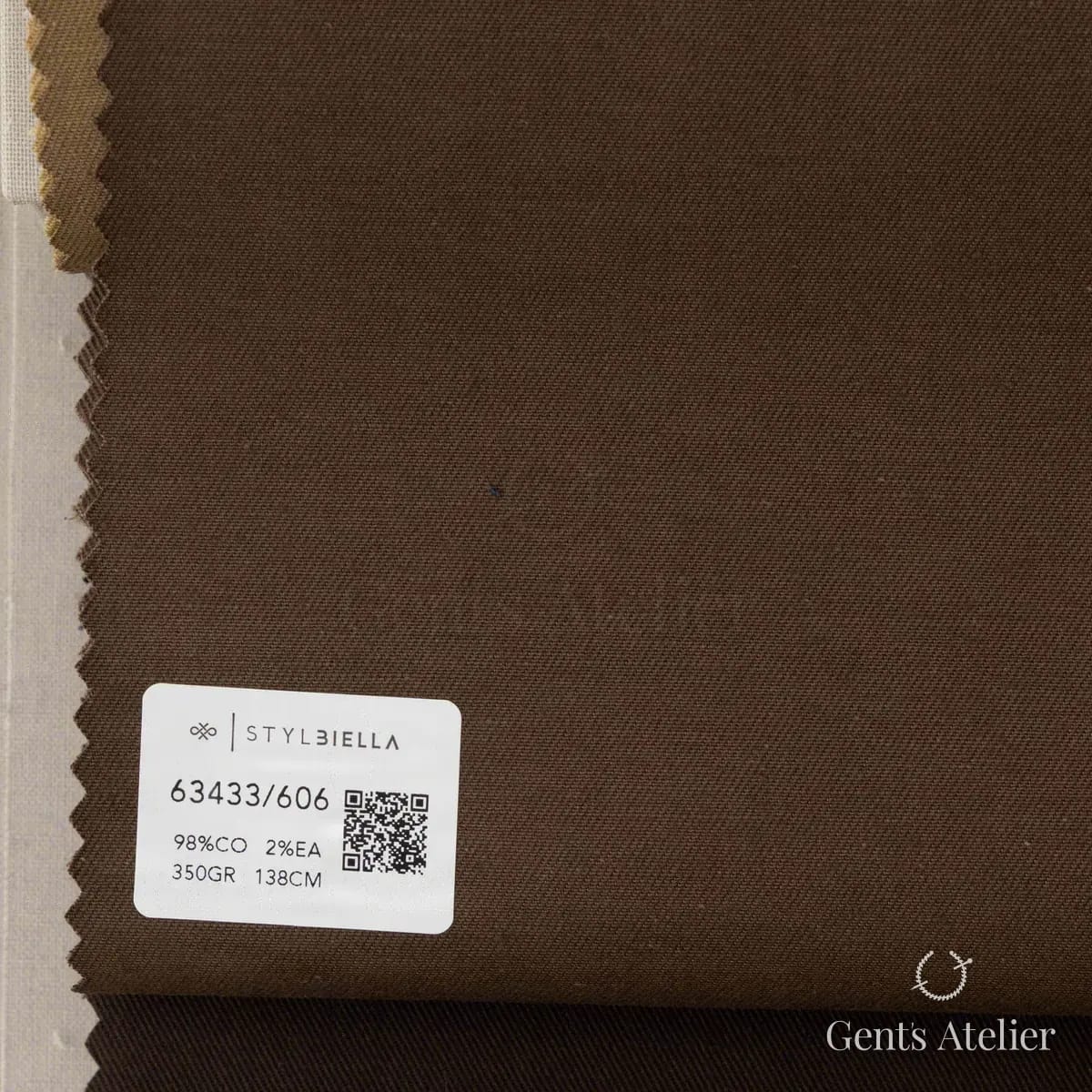 Образец ткани Stylbiella 63433/606 с этикеткой, тёмно-коричневый