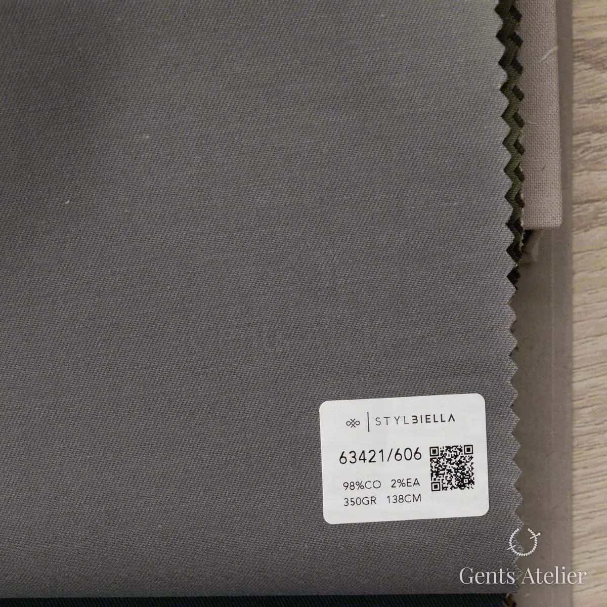 Образец ткани Stylbiella 63421/606 с этикеткой, серый