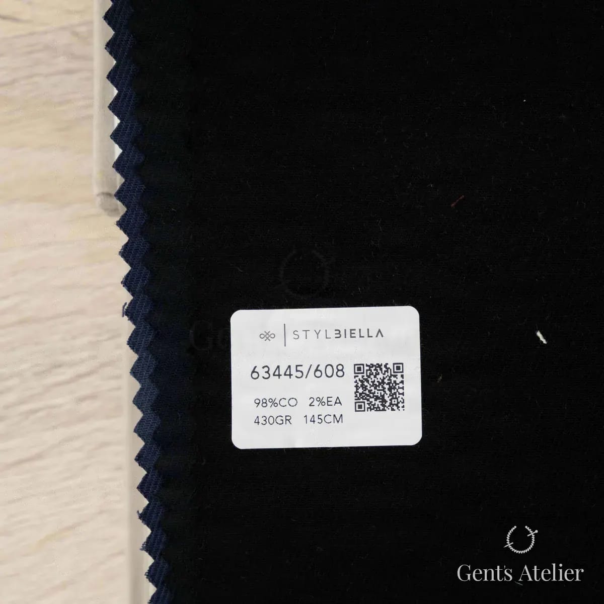 Образец ткани Stylbiella 63445/608 с этикеткой, чёрный