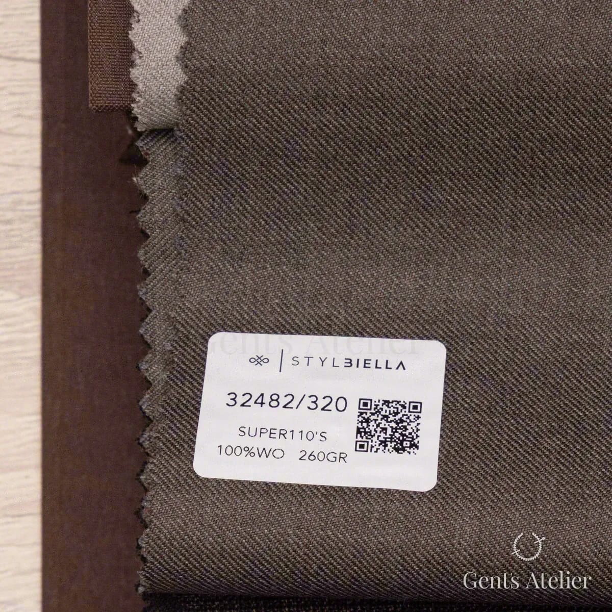 Образец ткани Stylbiella 32482/320 с этикеткой, тёмный серо-коричневый