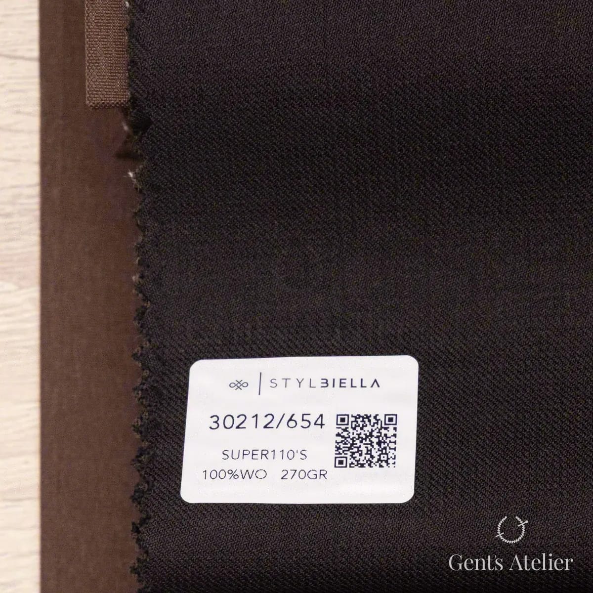 Образец ткани Stylbiella 30212/654 с этикеткой, тёмно-коричневый